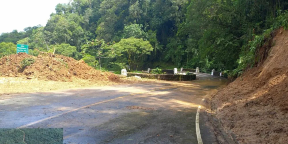 A rodovia foi atingida por fortes chuvas  e um deslizamento no início da semana.