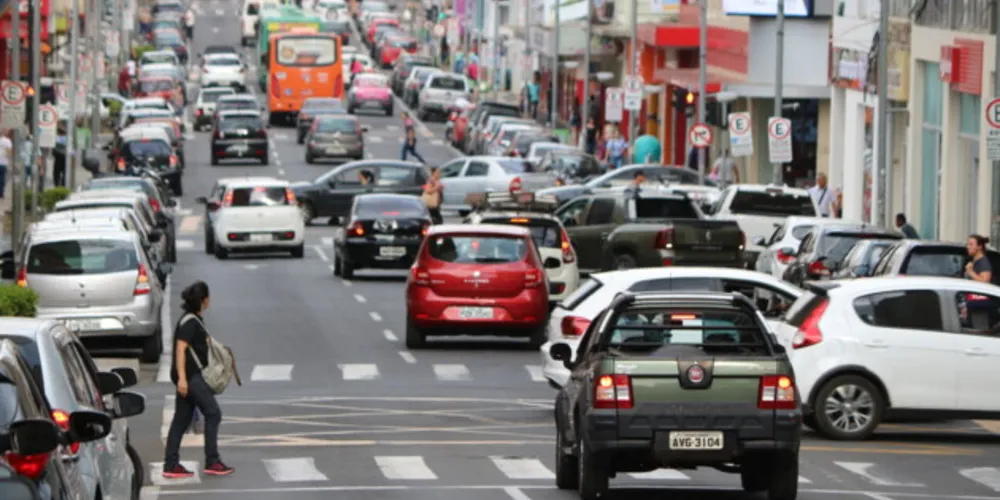 Lojas do comércio de rua abrem até mais tarde e atendem no domingo