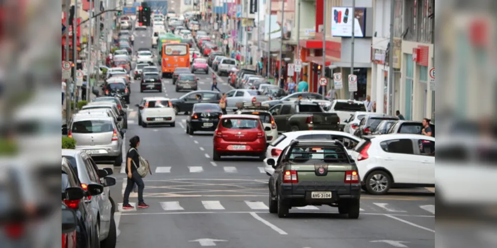 Lojas do comércio de rua abrem até mais tarde e atendem no domingo