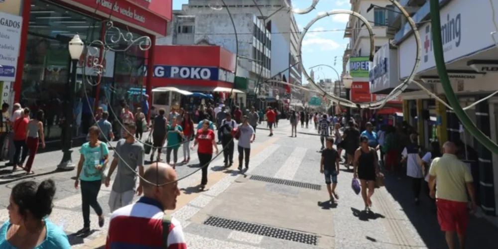 Neste sábado, as lojas podem abrir até às 19 horas. Já no domingo, 
dia 4, as lojas também abrem, com o atendimento das 13h às 19 horas