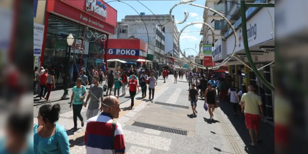 Neste sábado, as lojas podem abrir até às 19 horas. Já no domingo, 
dia 4, as lojas também abrem, com o atendimento das 13h às 19 horas