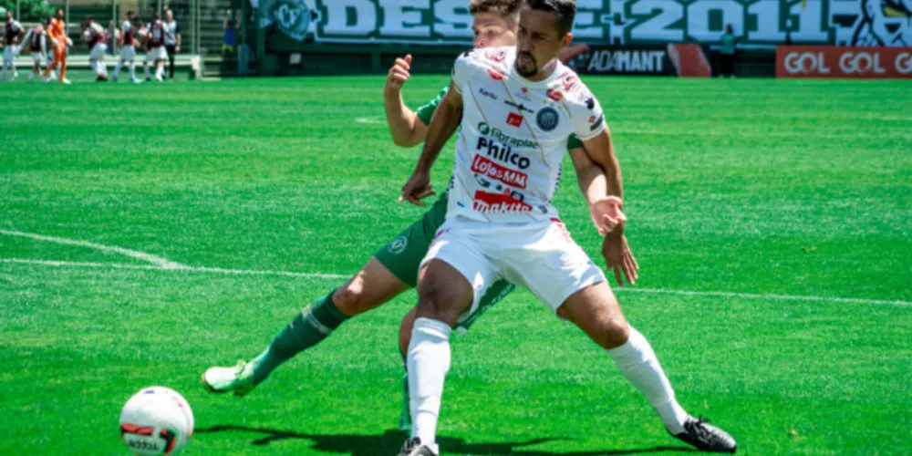 Zagueiro Dirceu em disputa de bola com o atacante da Chapecoense.