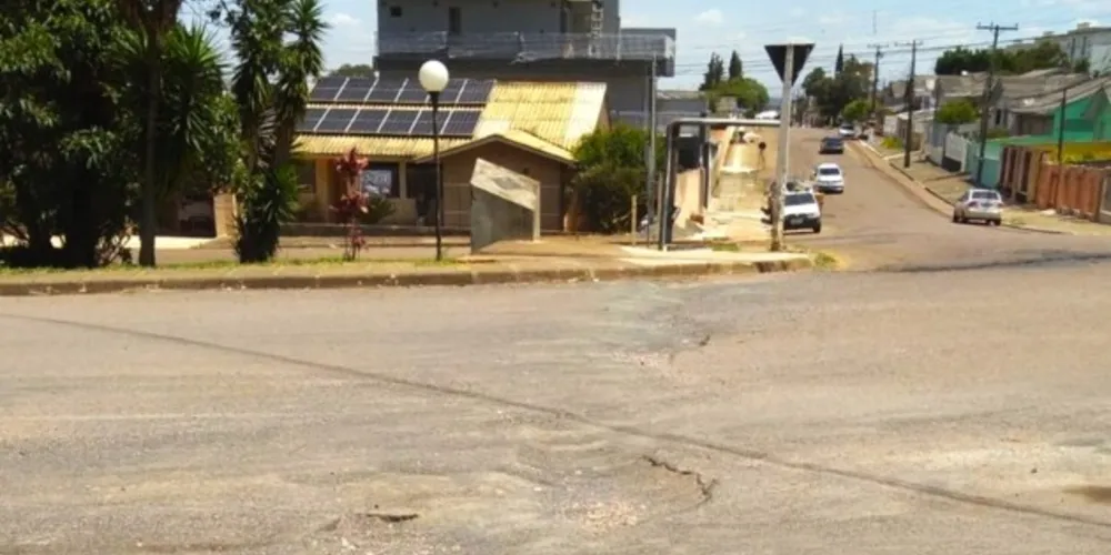 Motoqueiros estariam se acidentando e carros furando os pneus com os problemas nas ruas