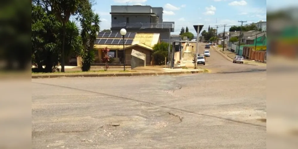 Motoqueiros estariam se acidentando e carros furando os pneus com os problemas nas ruas