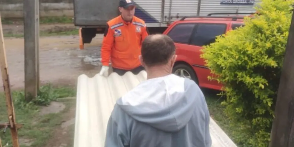 Foram registrados três destelhamentos, alagamento, queda de muro e queda de árvore