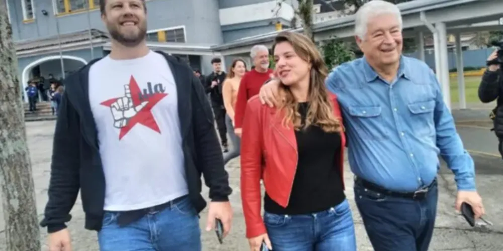 Roberto Requião vota em colégio de Curitiba