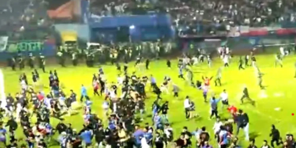 Confrontos em estádio de futebol na Indonésia deixam 129 mortos
