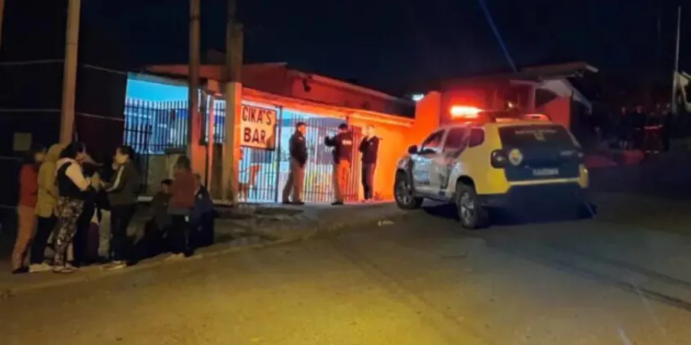 Casal de namorados é morto a tiros dentro de bar em Curitiba