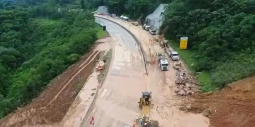 Trecho da BR-376 onde ocorreu deslizamento segue interditado
