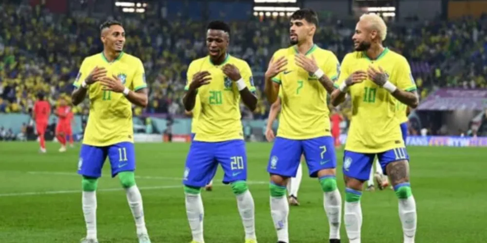Raphinha, Vini Jr., Paquetá e Neymar comemorando um dos gols do Brasil