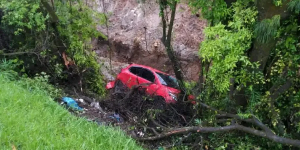 Carro cai em ribanceira e ocupantes conseguem escapar