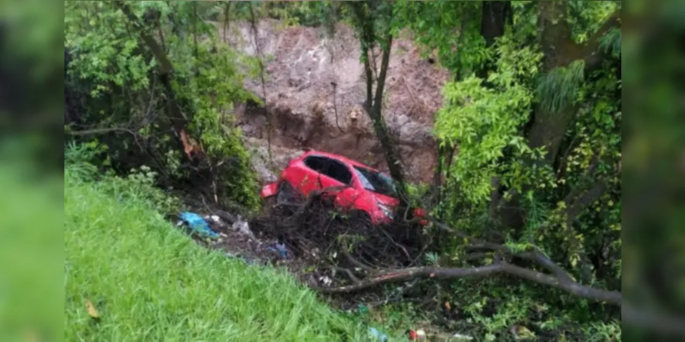 Carro cai em ribanceira e ocupantes conseguem escapar