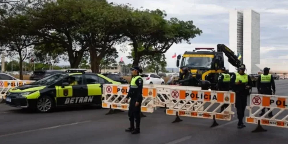 O Supremo Tribunal Federal (STF) ganhou reforço nesta segunda-feira. Viaturas da Polícia Judicial foram estacionadas na frente do prédio da Corte, que fica atrás do Congresso Nacional.