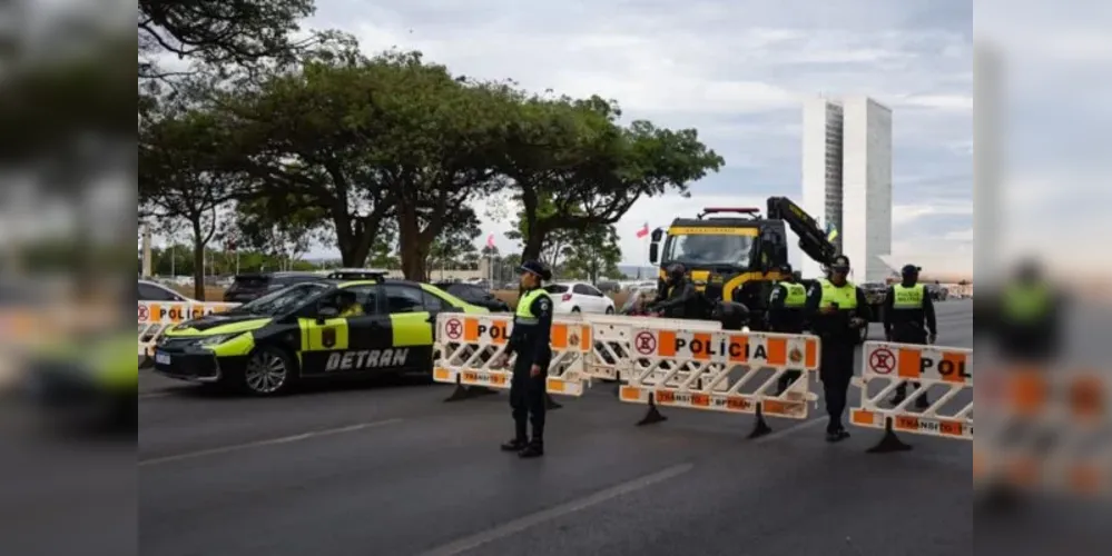 O Supremo Tribunal Federal (STF) ganhou reforço nesta segunda-feira. Viaturas da Polícia Judicial foram estacionadas na frente do prédio da Corte, que fica atrás do Congresso Nacional.