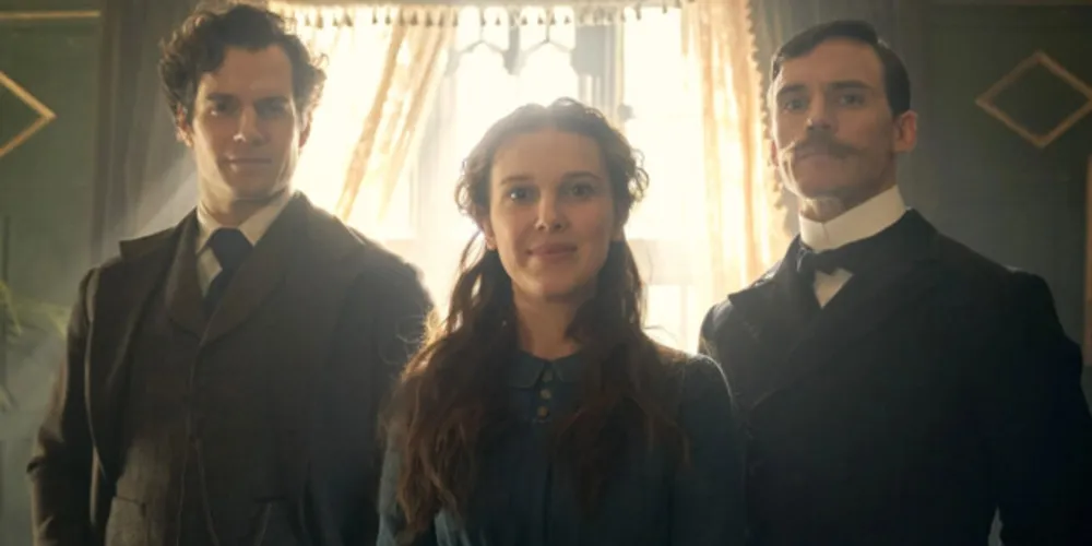 Com mais de duas horas e dez de duração (um pouco mais que no primeiro), Enola Holmes 2 se esforça para manter o ritmo intenso que se tornou sua marca registrada