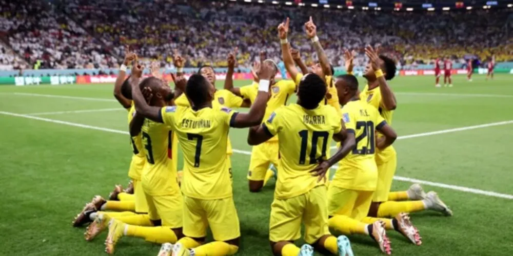 Valencia anotou os dois gols da vitória, e ainda fez um terceiro, que foi anulado