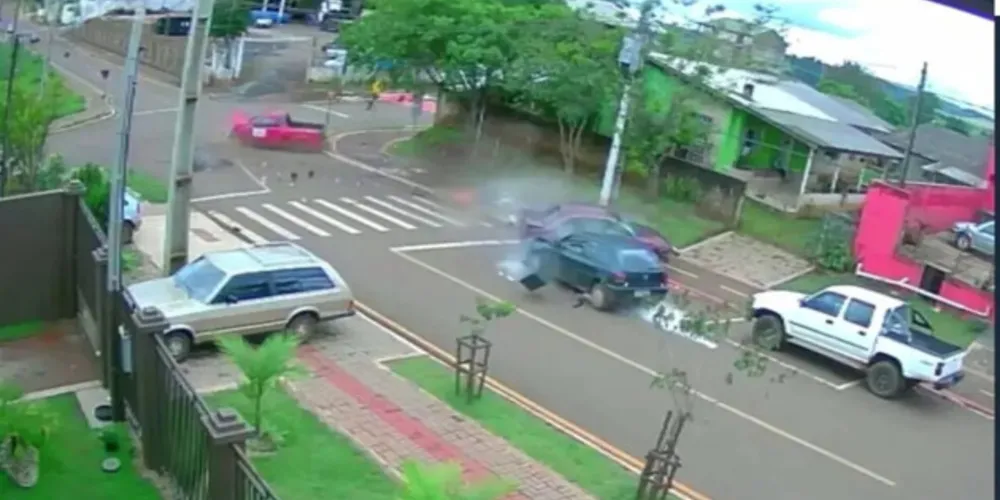 A batida atingiu outros três veículos.