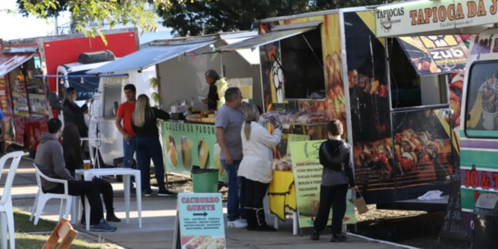 Semanalmente, o evento comercializa diversas opções culinárias na Praça da Igreja Santo Antônio, no Jardim Carvalho
