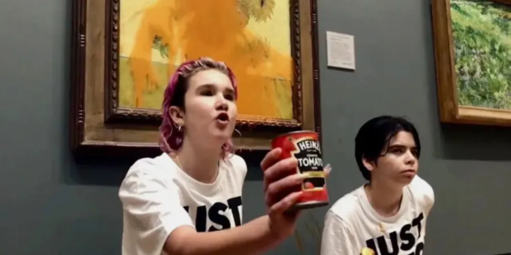 "Vocês estão mais preocupados com a proteção de uma pintura ou com a proteção do planeta e das pessoas?", disse uma das manifestantes