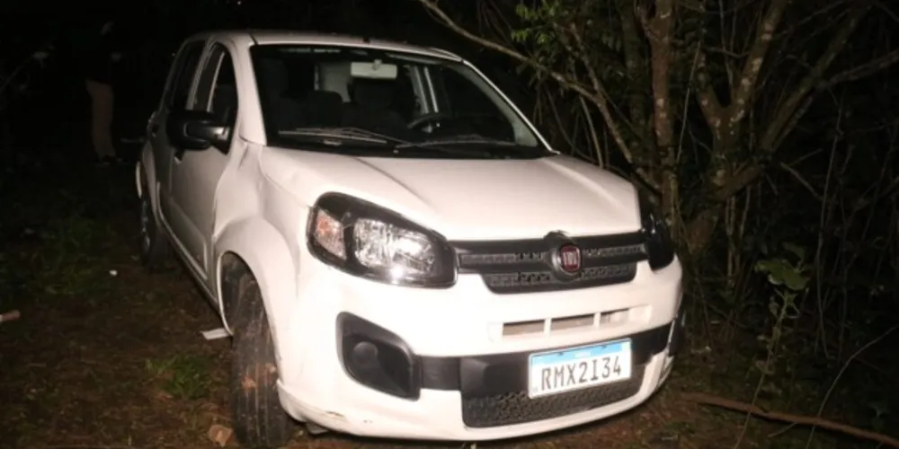 Fiat Uno, na cor branca, seria de uma empresa de locação de carros