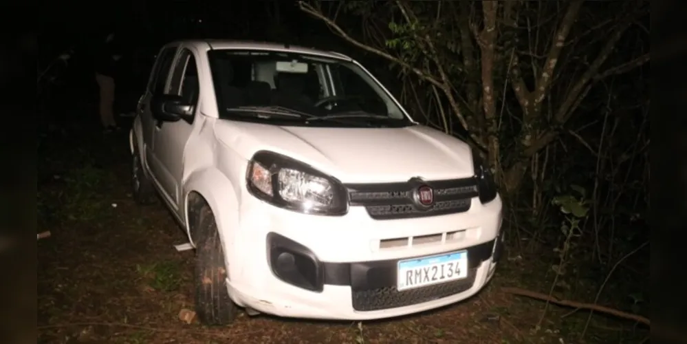 Fiat Uno, na cor branca, seria de uma empresa de locação de carros