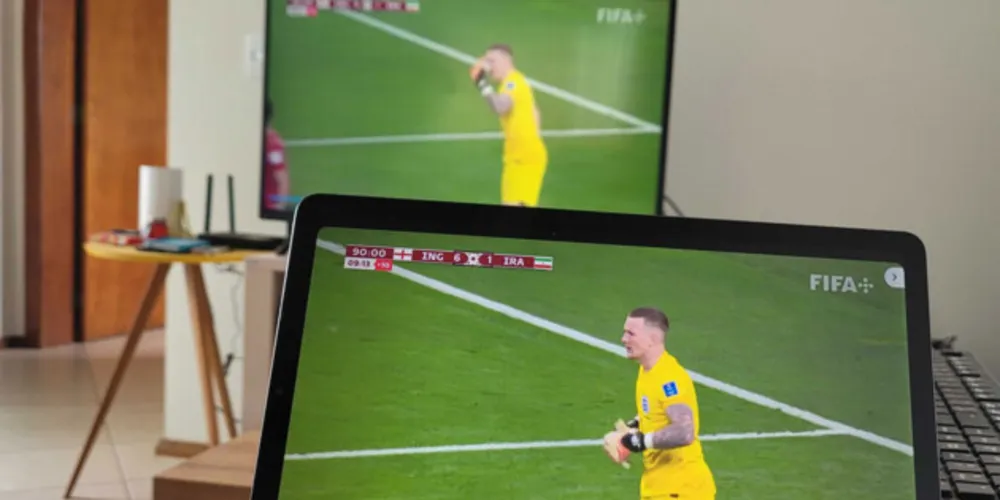 O FIFA+ pode ser acessado no navegador em seu site oficial, ou nas plataformas Android e IOS através do app