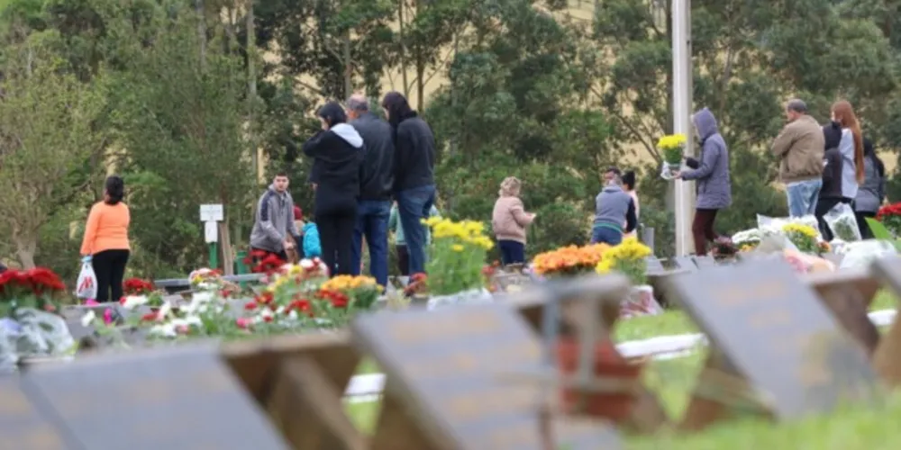 Familiares prestaram suas homenagens em Finados