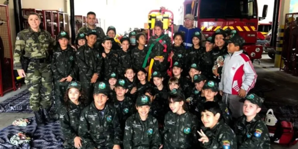 Alunos da 'Força Verde Mirim' durante visita ao Corpo de Bombeiros de Ponta Grossa