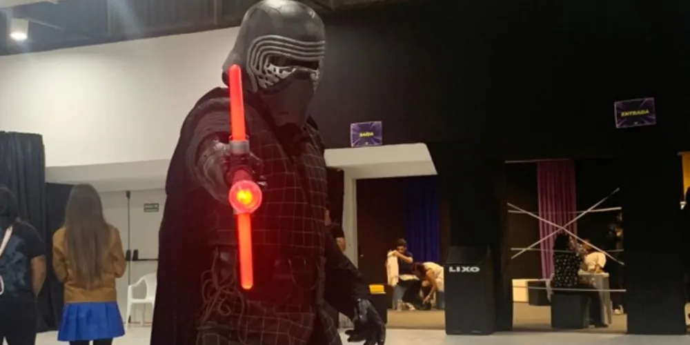 Cosplay do personagem Kylo Ren, de 'Star Wars', fez sucesso durante o 'Geek Festival PG'