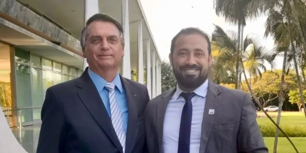 No perfil que mantém nas redes sociais, Carneiro publicou uma foto ao lado de Bolsonaro