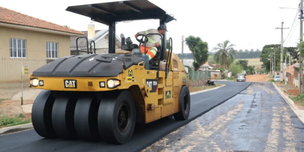 O Programa Asfalto Novo está em andamento em diferentes bairros de Ponta Grossa.