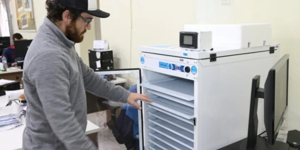 Município recebeu medidor de umidade de grãos portátil, germinador de sementes e estereoscópio