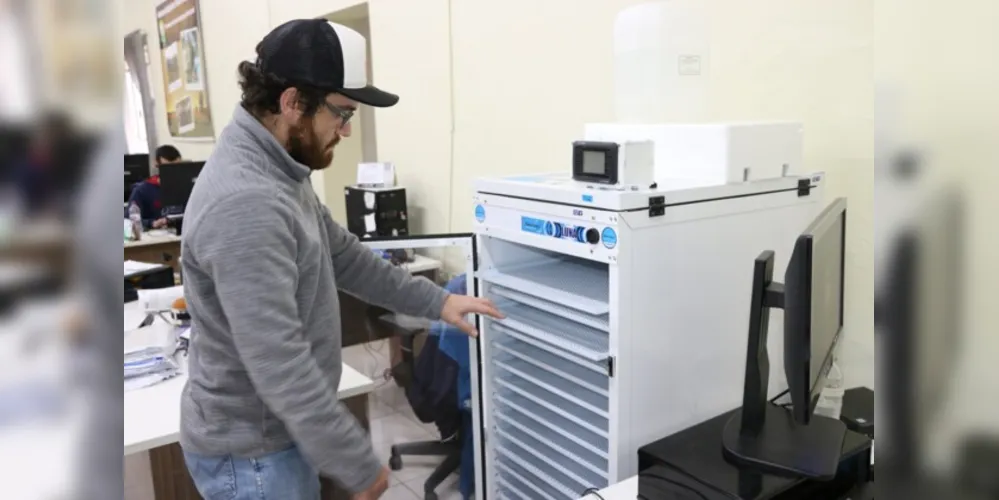 Município recebeu medidor de umidade de grãos portátil, germinador de sementes e estereoscópio