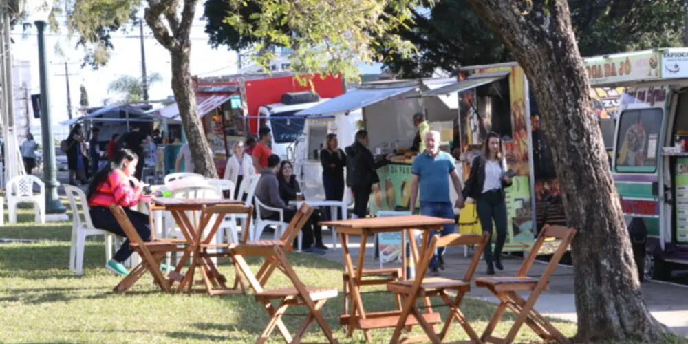 Feira Gastronômica é realizada na praça da Igreja Santo Antônio