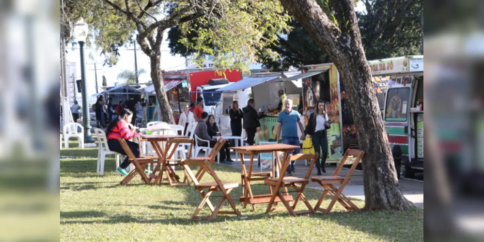 Feira Gastronômica é realizada na praça da Igreja Santo Antônio