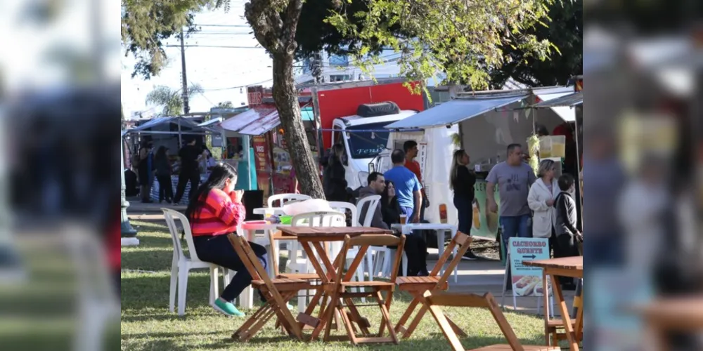 O evento oferece vários tipos de alimentos, desde lanches, espetinhos e massas, até os mais variados tipos de bebidas