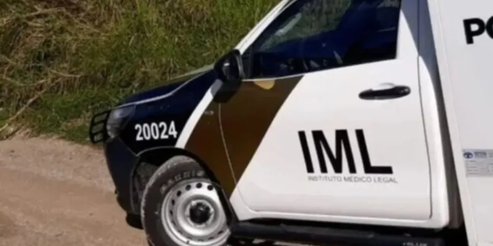 Os policiais encontraram o corpo apenas com um shorts jeans, com os pés e mãos amarrados