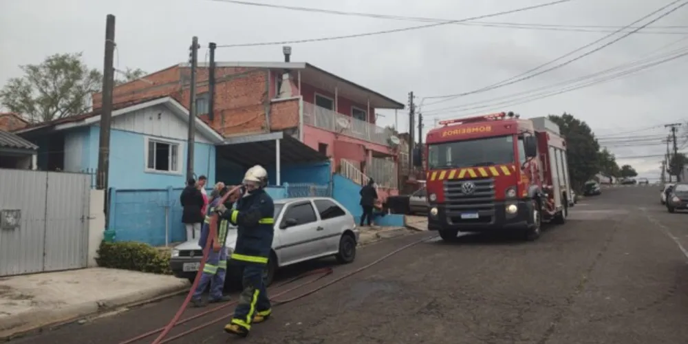Agentes foram até o local e conseguiram controlar o fogo e evitar mais estragos na casa