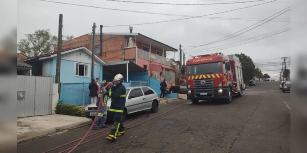 Agentes foram até o local e conseguiram controlar o fogo e evitar mais estragos na casa