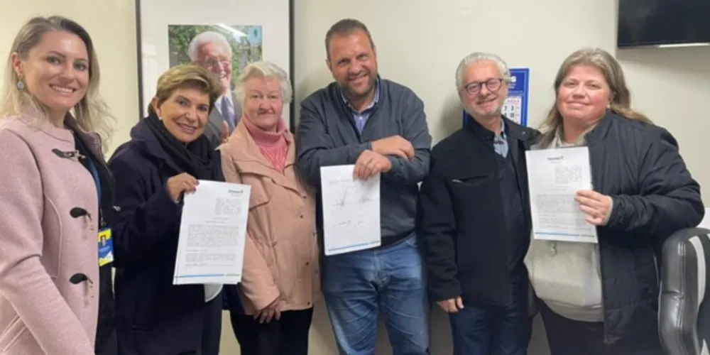 Prefeita de Ponta Grossa, Elizabeth Silveira Schmidt (PSD), e lideranças que receberam os recursos do Estado