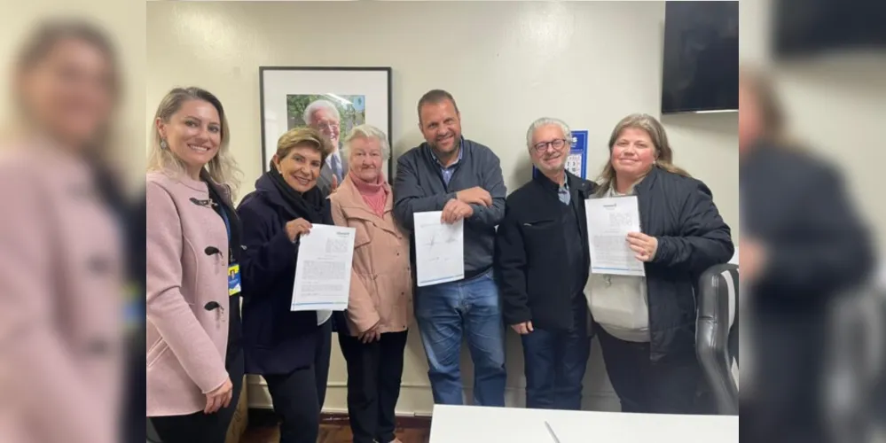 Prefeita de Ponta Grossa, Elizabeth Silveira Schmidt (PSD), e lideranças que receberam os recursos do Estado