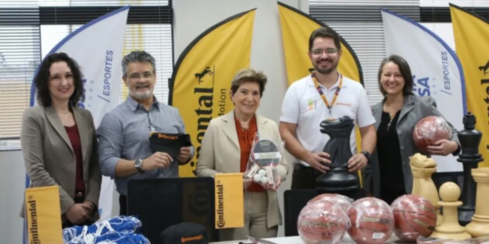 Prefeita Elizabeth, secretário de Esportes e diretor da Continental Ponta Grossa durante entrega de acessórios