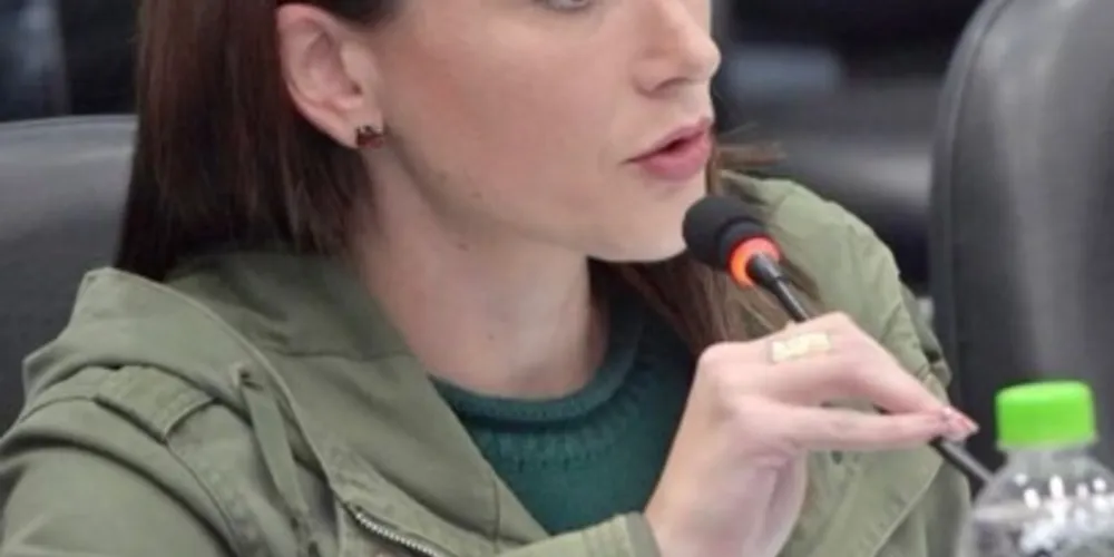 A vereadora Joce Canto durante discurso na Câmara Municipal de Ponta Grossa.