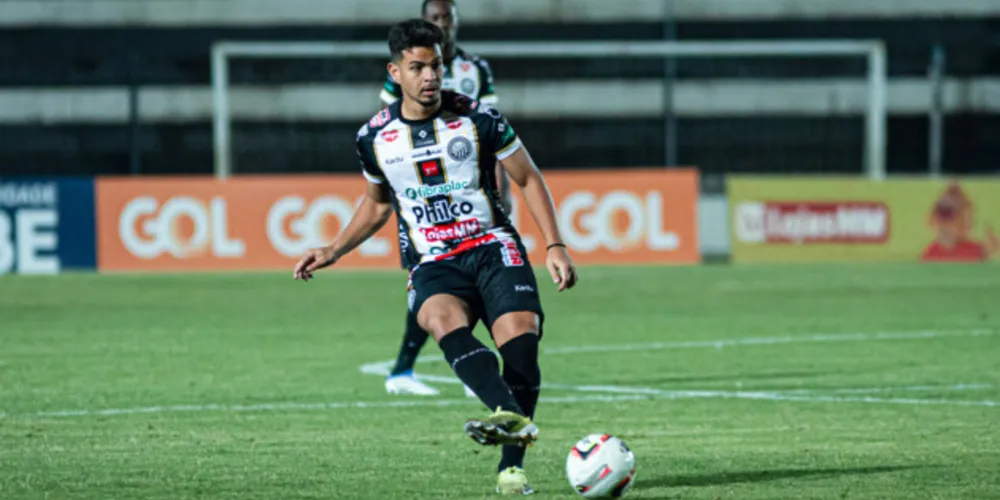 Marcos Vinícius, de 18 anos, celebrou a estreia na equipe principal.