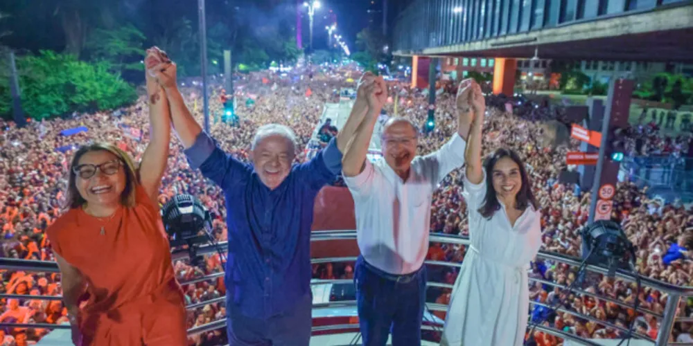 Lula e seu vice, Geraldo Alckmin, além de suas esposas, durante a celebração de vitória