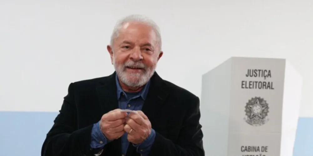 Lula (PT) dá beijo em comprovante de votação, neste domingo (2)