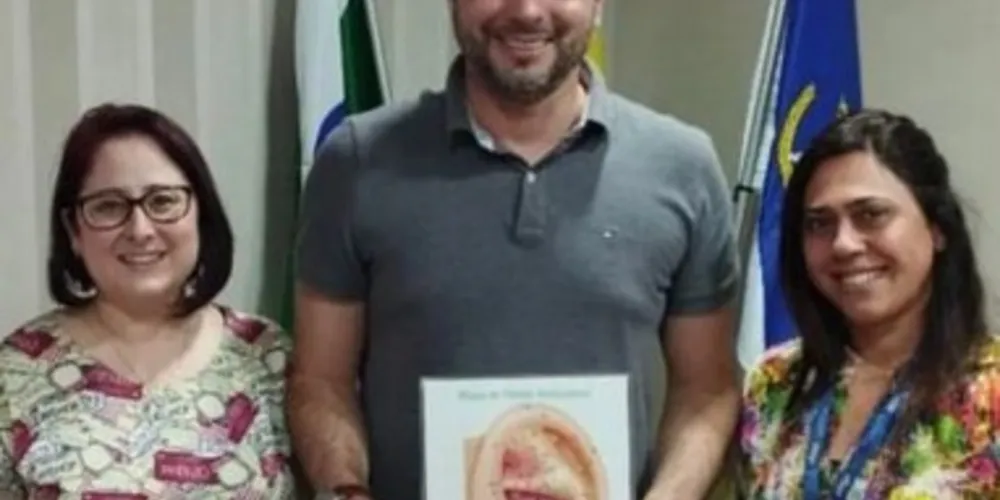 Daniel Milla (PSD), ao lado de representantes do conselho das Práticas Integrativas e Complementares.