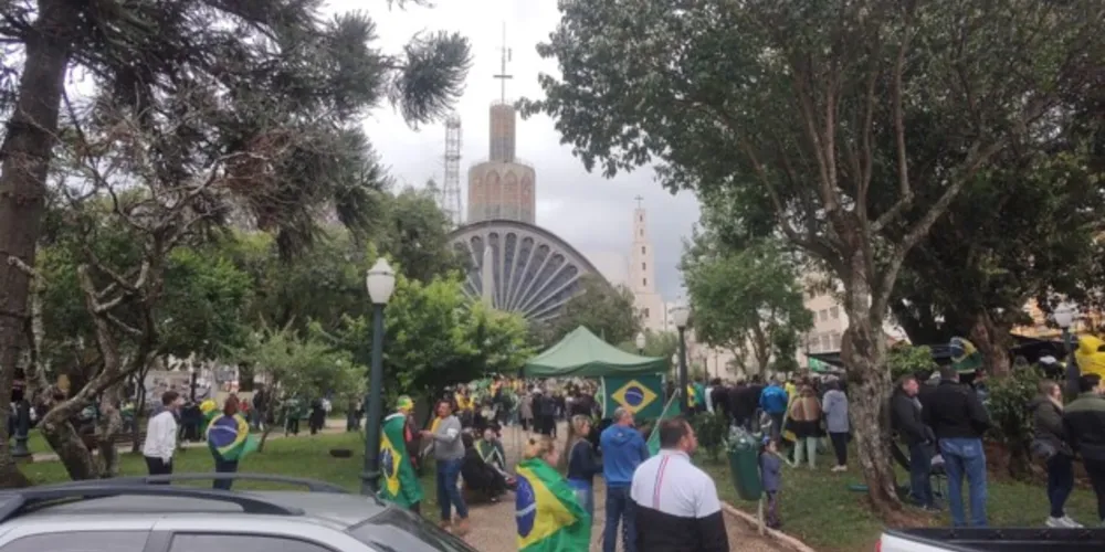 Manifestantes realizam atos antidemocráticos na Praça Marechal Floriano Peixoto