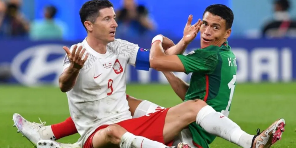 À esquerda Lewandowski, ex-número 1 de melhor jogador do mundo; ele perdeu um pênalti