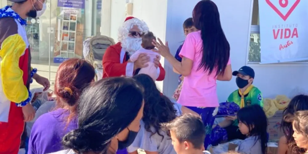 Iniciativa arrecada brinquedos e doces para com o Papai Noel fazer a alegria das crianças